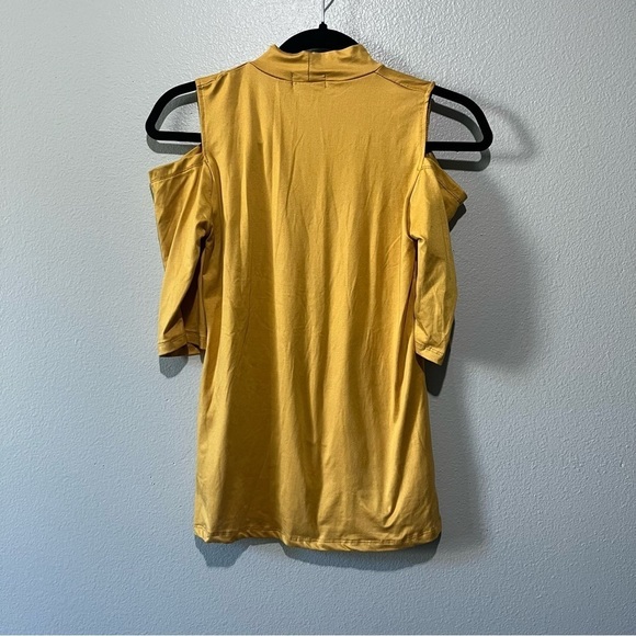 J for JUSTIFY- NEW Mustard Yellow Mock neck Top with Cut Out Shoulders Size S - Picture 2 of 3